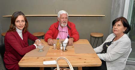 Luz Adriana Trujillo Gálvez, Libardo Trujillo Gallego y Fabiola Gálvez Álvarez estuvieron en el restaurante Mix It 