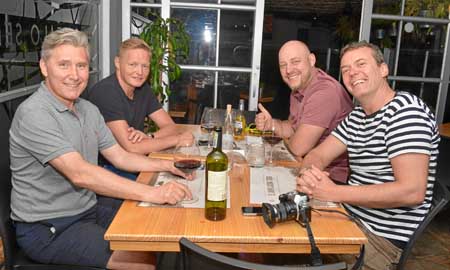 Los dinamarquéses Karsten Resen Holm, Lars Bay-Smidt y Jenis Lin, Poul Nielsen estuvieron en Búfalo Serrano. 