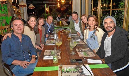 Los amigos canadienses de Andrés Noreña y Tezra Chow organizaron una comida para festejar su matrimonio en el restaurante Cortes