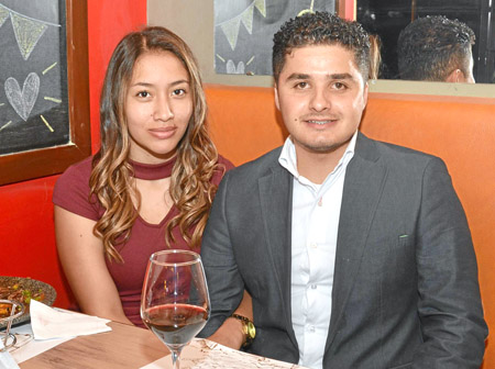Yuliana Ríos Castañeda celebró con su novio Jaír Antonio López Carmona en el restaurante Búffalo Republic. 