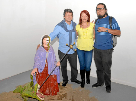El artista César Peláez acompañado de Alejandra Murcia Santafé y Pedro Rojas Valencia.