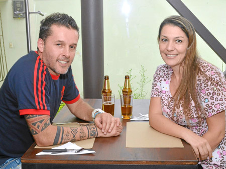 Los amigos Mario Andrés Sepúlveda Prieto y Mónica Aranzazu Toro estuvieron en el restaurante La Luna de Valencia. 