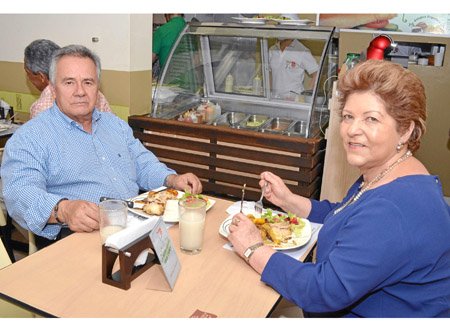 Luis Eduardo Salazar Andrade y Silvia Meza de Salazar almorzaron en el restaurante El Petizo Núñez. 