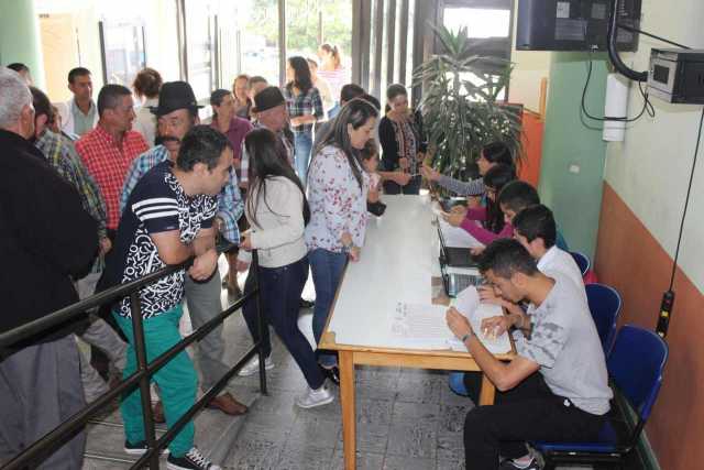 El personal encargado de la estación digital como puesto de información electoral ha tenido una jornada movida. Muchos electores