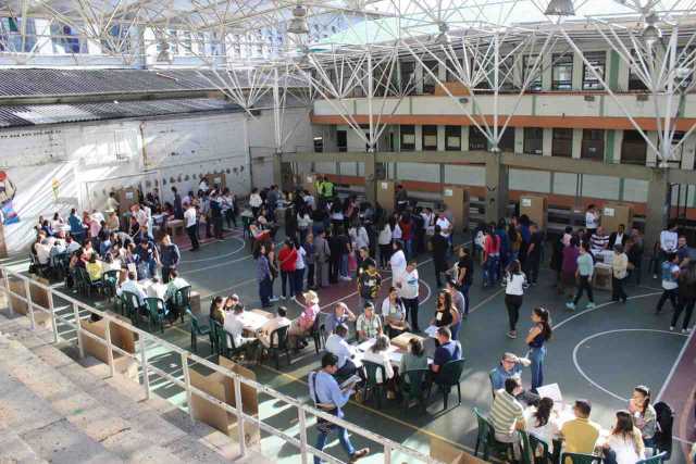 El coliseo de la Normal también albergó mesas. Para llegar a votar es necesario subir varias escalas, lo que causó dificultad a 