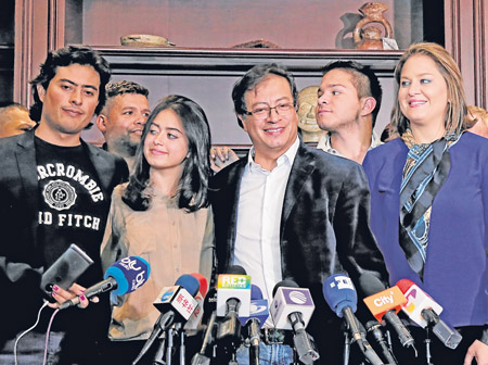 Gustavo Petro se podría definir como un hombre que genera controversia. A través de sus palabras y posiciones políticas, lo que 