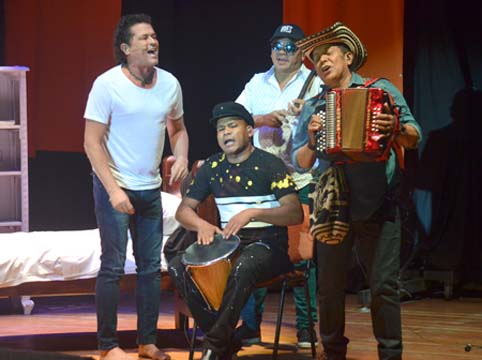 Carlos Vives acompañado de su conjunto vallenato en la presentación del Festival de la Leyenda Vallenata en Manizales.