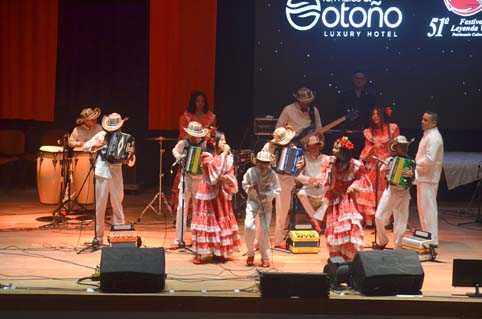 Los niños de la Escuela Rafael Escalona animaron al público con los cuatro ritmos del vallenato.