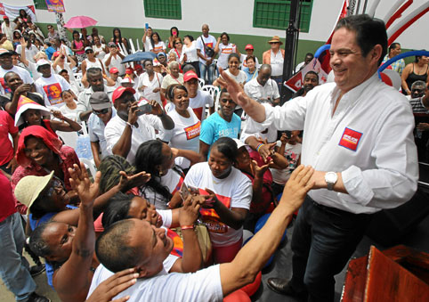 Germán Vargas Lleras saluda a sus simpatizantes durante un acto de campaña en Santander de Quilichao (Cauca). 