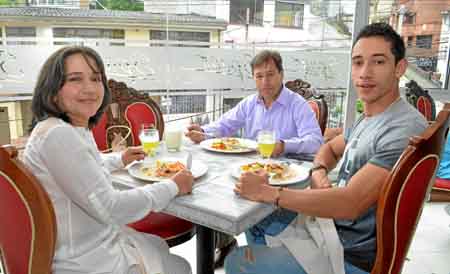 Martha Suárez Erazo y Mesías Marulanda Quintero le celebraron el cumpleaños a Esteban Marulanda Suárez en un almuerzo en el rest