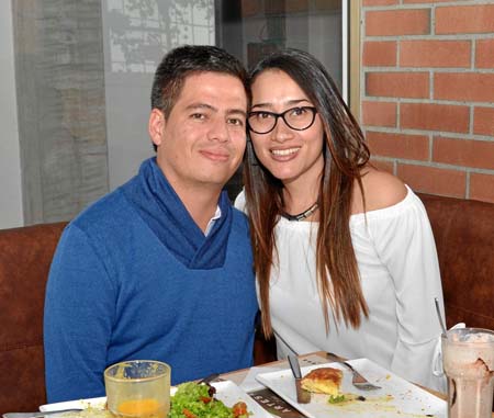 Juan Diego Castaño Garzón y Marcela Valencia Ramírez se reunieron en un almuerzo en el restaurante Artesá.