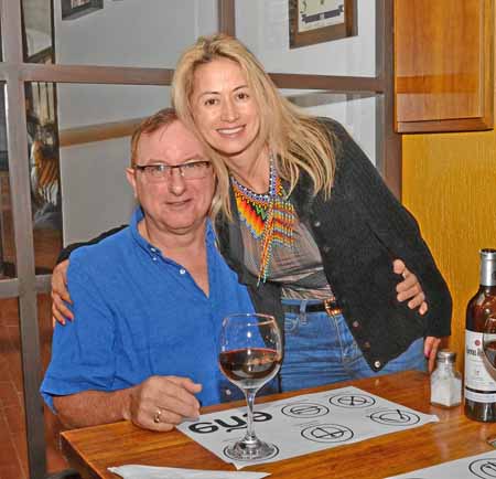En el restaurante Eñe compartieron en una comida Guy Marchand y Yenny Marchand.