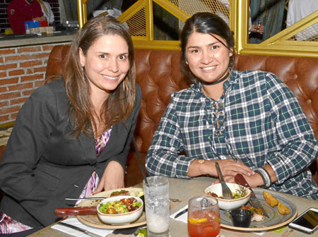 Gisela Castillo Medina y Carolina Hoyos Díaz se reunieron en el restaurante Cortesana.