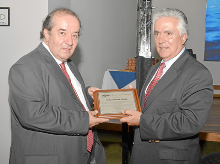 Felipe Henao Mejía, gerente general de Súper de Alimentos, recibió una placa como reconocimiento por el liderazgo ejercido duran