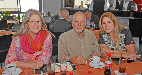 Elsa Loyo de Fuentes, Leopoldo Fuentes López e Isabela Fuentes Loyo se reunieron en la sede El Cable del Club Manizales.