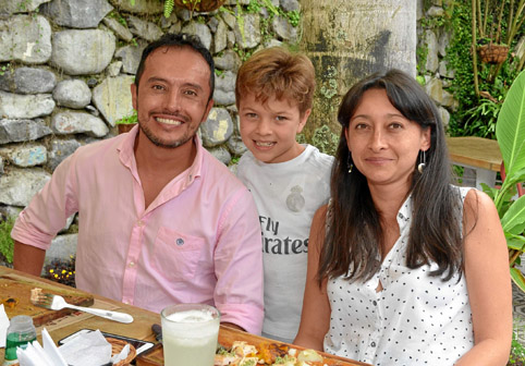Wilson Ramírez Murcia, Nicolás Delgado Murillo y Yina Juliana Ospina Muñoz se reunieron en el restaurante Asados Chavita.