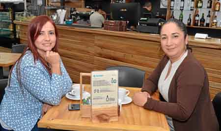 Derly Zuleta Lemus y Carolina Pineda García se reunieron en un almuerzo en el restaurante El Dauntaun.