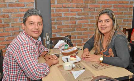 En el restaurante Cháncharos se reunieron en un almuerzo los esposos John James Granados Restrepo y Jael Cristina Cáceres Salina