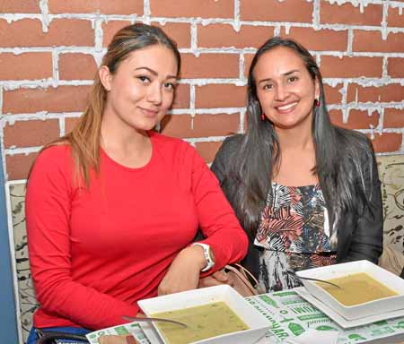 En el restaurante Cháncharos se reunieron en un almuerzo Carolina Gutiérrez Giraldo y Lina Marcela García Mejía.