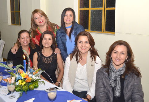 Luz Nancy Alarcón Pineda, Adriana Uribe Gómez, Elizabeth Ramírez y Claudia Cano Valencia. De pie: Ana María Gómez Toro y Beatriz