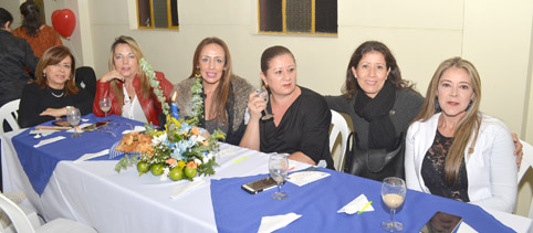 De la promoción de 1990 aparecen: Martha Lucía Jiménez Rincón, Gloria Escobar Rojas, Claudia Patricia Escobar Rojas, Mónica Ocam