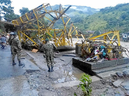 Fotos | Colprensa | LA PATRIA  Daños de puentes peatonales dejan incomunicada a la población. 