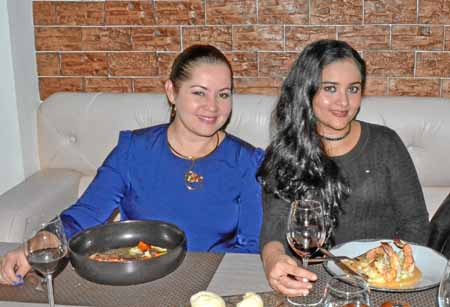 En el restaurante L’Angevin Sandra Patricia Pineda Ortiz le celebró el cumpleaños a Diana Patricia Villalba Hoyos.