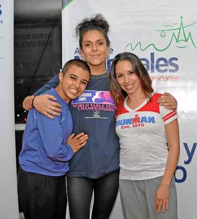 Arantza Pérez González, de Venezuela; Yunuen Iturbe Rivas y Marleny Romero Espinosa, de México, durante el taller de Danza Conte