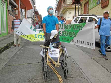 Curioso aviso de protesta
