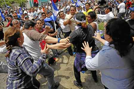 Simpatizantes sandinistas y de la oposición se enfrentaron en las inmediaciones del Seminario de Fátima donde se realizó la prim