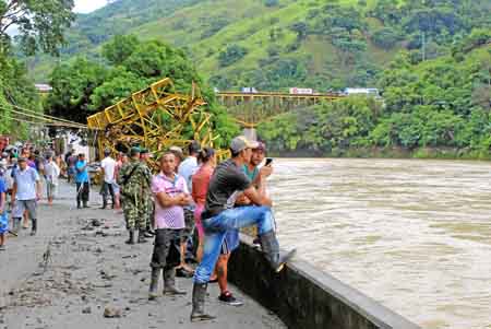 Pobladores observan el cauce del río Cauca a la altura del corregimiento de Puerto Valdivia. 