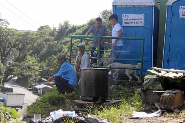 Los damnificados exigen mejores condiciones en los albergues. 