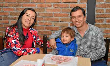 En el restaurante Asados Chavita se reunieron Alexandra Rodríguez Villegas, Tomás Hernández Rodríguez y Jorge Alberto Hernández 