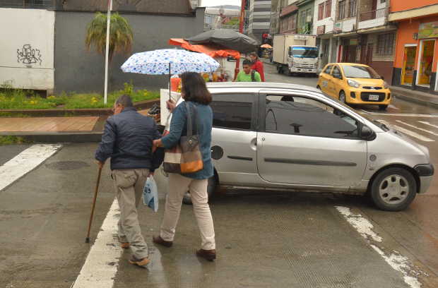 Escenas como esta se necesitan más en las vías: adultos mayores acompañados al pasar las calles.