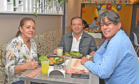 Eugenia Herrera Ramírez, Carlos Arango Orozco y Dwernhey Castaño Marín se reunieron en un almuerzo en el restaurante Cháncharos.
