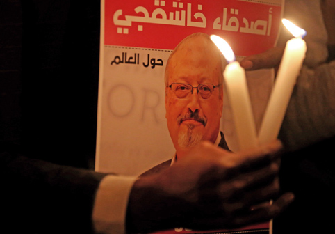 Personas muestran imágenes de Jamal Khashoggi durante una manifestación frente al consulado de Arabia Saudí en Estambul.
