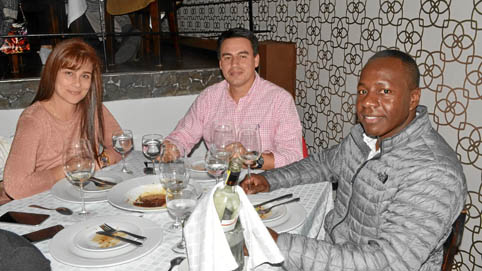 En el restaurante Vino y Pimienta se reunieron Juliana Londoño Villa, Jorge Eduardo Rojas Giraldo y Manuel González Hurtado.