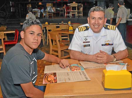 Samuel Varela Espinosa y el capitán de Fragata Cristian Andrés Salazar España se reunieron en una comida en el restaurante Il Fo