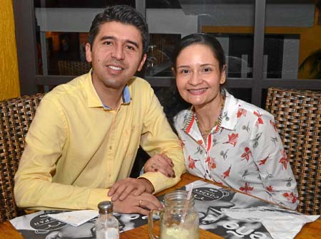 En una comida en el restaurante Eñe compartieron los esposos Fernando Méndez Mejía y Lina Tovar Orozco.