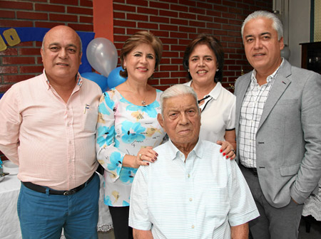 El homenajeado aparece en compañía de sus hijos José Fernando, Marleny, Clara Inés y Juan Carlos Alzate Arango.