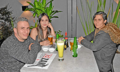 En el restaurante Keisaki se reunieron Juan Palacio Uribe, María Alejandra Giraldo Villa y Liza Vélez Valdés.