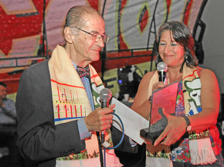 Luz Elena García, gerente del Teatro Los Fundadores, entregó el galardón a Jorge Molina Marulanda. 