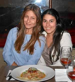 Ana María Villalba Miranda y Alejandra López Araque compartieron en una comida en el restaurante Alto Pasti Trattoria.