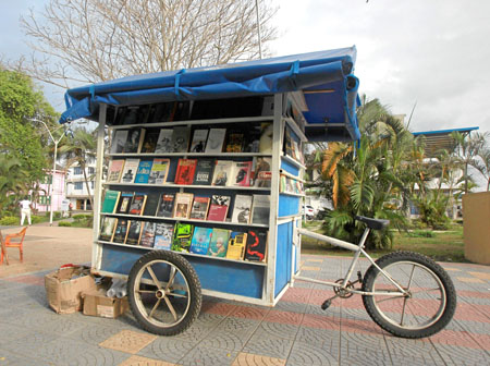 En cuatro Bicibibliotecas como esta transportan los textos a los barrios de Tumaco.