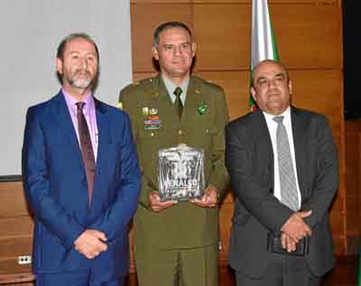 Luis Fernando Franco Hoyos; coronel Necton Lincon Borja Miranda, comandante de la Policía Caldas, recibió el galardón Gratitud E