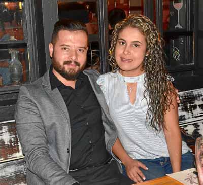 Yorlady Cardona Valencia le celebró el cumpleaños a su esposo, Andrés Jaramillo Pineda, en una comida en el restaurante Buffalo 