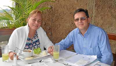 Los esposos María Cristina García-Herreros Pardo y Óscar Ossa Aristizábal se reunieron en un almuerzo en el Club Manizales.