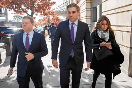 El periodista de la CNN, Jim Acosta (centro) a su salida de la Corte Suprema de las Estados Unidos. 