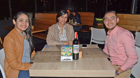 Para celebrar el cumpleaños de Linda Espinosa Galvis sus amigos Máryori López Henao y Sergio Aristizábal Duque la invitaron al r