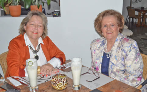 En el restaurante Olivo Gin se reunieron Lina Rivas Ángel y Ligia Sierra de Alzate.
